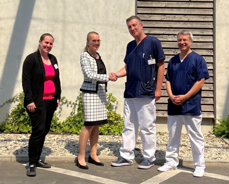 Dr. med. Markus Schmola leitet die Anästhesie und Intensivmedizin am Caritas-Krankenhaus St. Lukas 1 Claudia Eder, Geschäftsführerin reicht Dr. med. Markus Schmola, Chefarzt der Anästhesie und Intensivmedizin, die Hand. Links von ihr: Rebecca Rath, Pflegedirektorin, rechts von ihm: Dr. med. Vol-ker Benseler, Ärztlicher Direktor