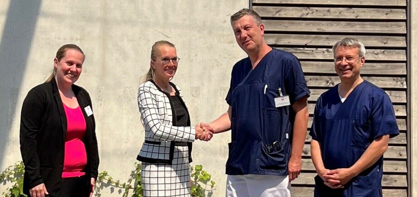 Startseite - Caritas-Krankenhaus St. Lukas GmbH 5 Claudia Eder, Geschäftsführerin reicht Dr. med. Markus Schmola, Chefarzt der Anästhesie und Intensivmedizin, die Hand. Links von ihr: Rebecca Rath, Pflegedirektorin, rechts von ihm: Dr. med. Vol-ker Benseler, Ärztlicher Direktor