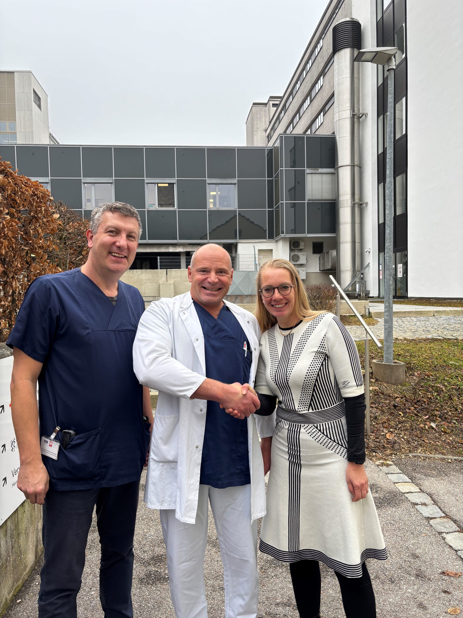 Geschäftsführerin Claudia Eder (rechts) gemeinsam mit Dr. Markus Schmola, Leiter Anästhesio-logie und Intensivmedizin (links) gratulieren Herrn Dimitriy Skarlat (Mitte) zur Ernennung zum neuen Funktionsoberarzt in der Anästhesie. Bildquelle: Jennifer Stark